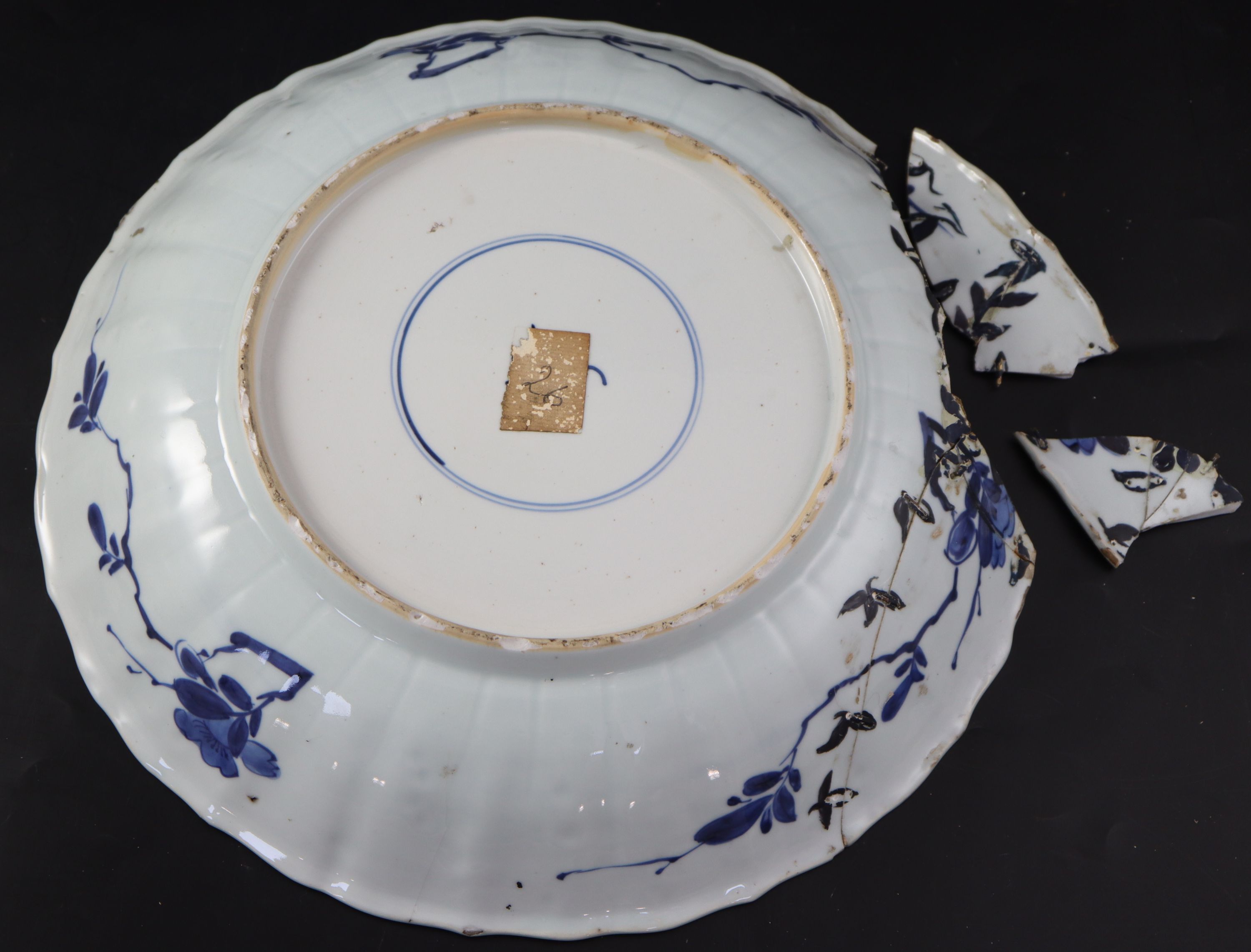 Two Kangxi Chinese blue and white export chargers, largest 39.5cm